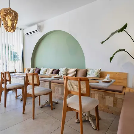 Meshk Airport ホテル 3*