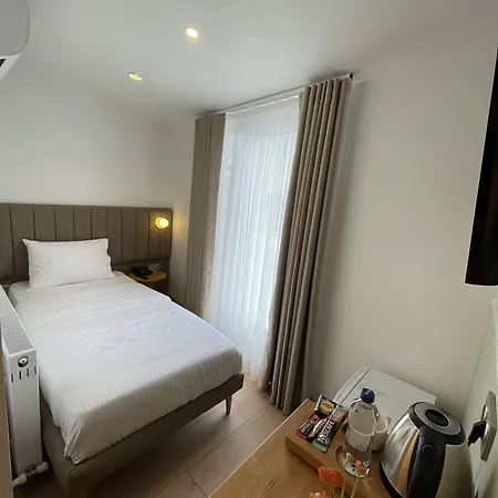 Meshk Airport Hotel 3*